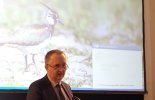 Staatsminister für Umwelt und Landwirtschaft Thomas Schmidt hielt den ersten Vortrag. Dieser war der biologischen Vielfalt in der sächsischen Agrarlandschaft gewidmet. Er lobte in seinem Redebeitrag die intensiven Kontakte zu Naturschutzverbänden sowie gemeinsame Aktivitäten.  | Foto: Ina Ebert | NABU Sachsen