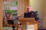 Tobias Mehnert, Vorsitzender der Grünen Liga Sachsen, machte deutlich, dass landeseigene Flächen nicht schlafende Riesen des Naturschutzes sein dürfen, sondern effektiv für Naturschutzzwecke genutzt werden könnten.  | Foto: Ina Ebert | NABU Sachsen