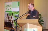 Ökolandwirt Kai Pönitz betonte in seinem vielbeachteten Vortrag, das nicht in staatlich geförderter Landschaftspflege, sondern in einer Landschaftsnutzung, die Ökosysteme erhält, Artenvielfalt eine Chance hat.  | Foto: Ina Ebert | NABU Sachsen